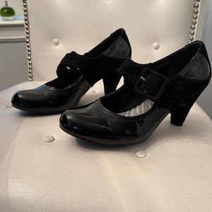 Clark suede and patent leather shoes small heel. USA size 7.5 shoe says 5.5